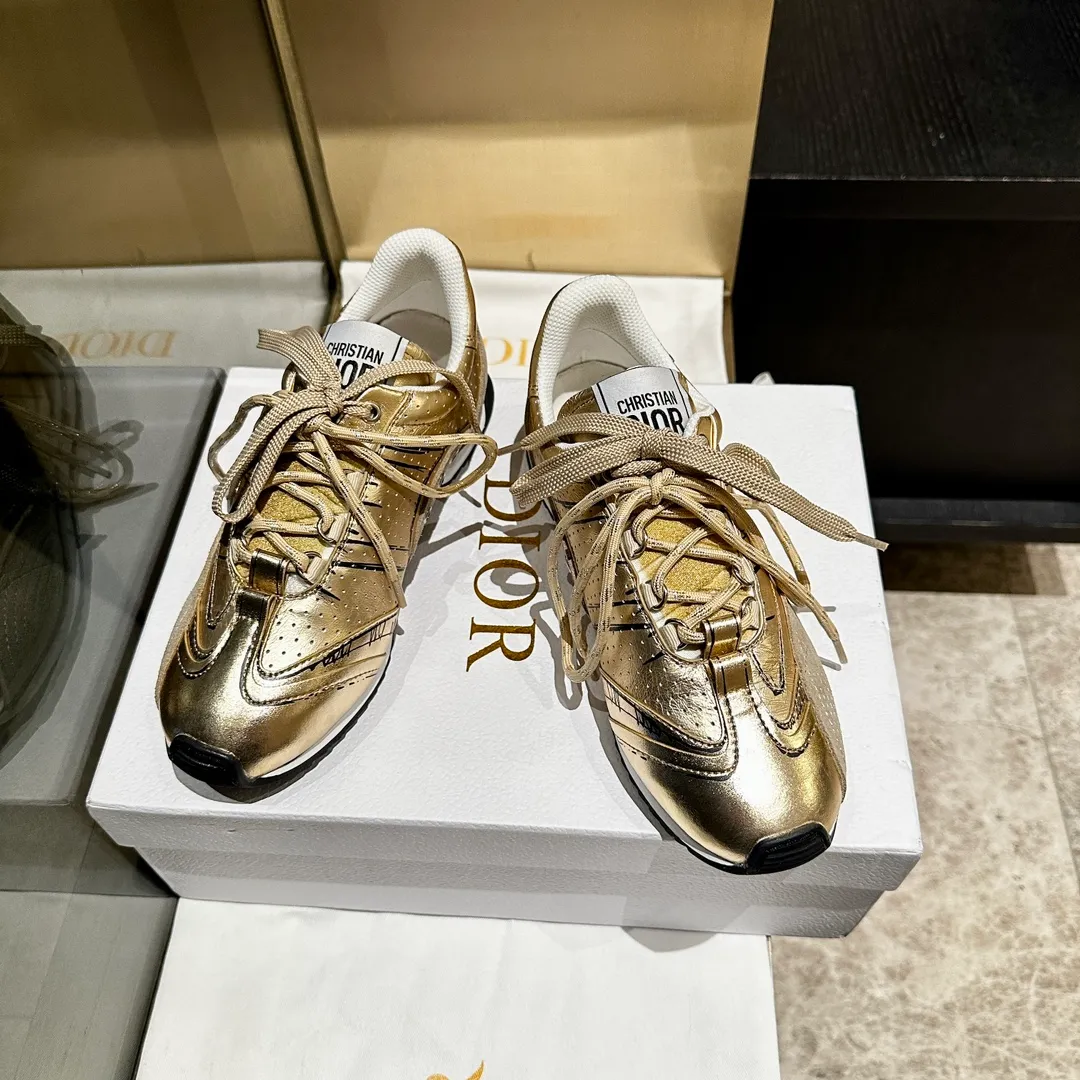 👟👟Ex-factory price 560👟👟, 2025, new series, this Dior, C'est sneaker shows eye-catching and fashionable style. Carefully crafted, the 3D printed design of the upper is super fashionable, and the details also add a touch of elegance. The lightweight two-tone sole offers exceptional comfort and sporty style. Can add a stylish touch to any casual look. The tongue and sole are decorated with the Christian Paris logo, and the cowhide design is styled. Women's size 35-40